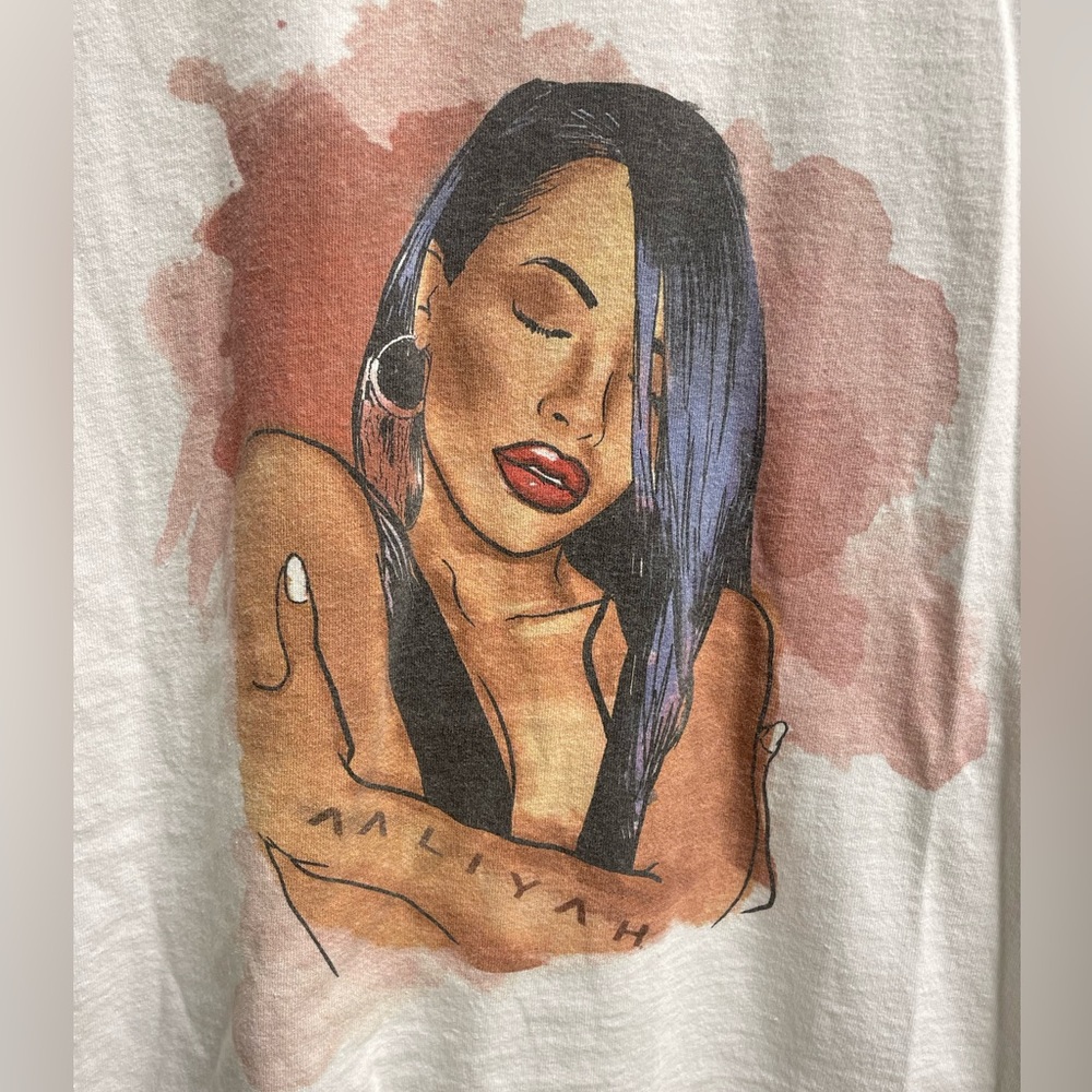 Aaliyah t-shirt.